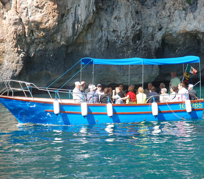 escursione in barca da castro alle grotte marine 2023