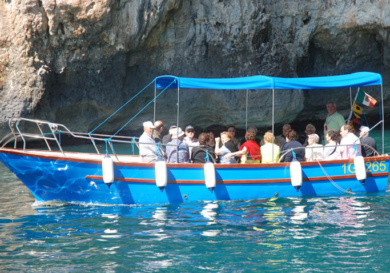 escursione-in-barca-da-castro-alle-grotte-marine-2023